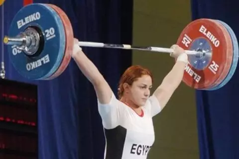 من منصات التتويج لفراش المرض.. حكاية نهلة رمضان بطلة رفع الأثقال